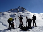 SKIALPINISTICK ELDORDO, Tahle parta veden Hanzem a Salmkem mla neskutenou kliku na poas... Spousta snhu, slunce, lavin i nastoupanch vkovch metr a vypitch kvasnic. Tahle partika si poradila se vm, vetn nro - fotografie 43