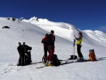 SKIALPINISTICK ELDORDO, Tahle parta veden Hanzem a Salmkem mla neskutenou kliku na poas... Spousta snhu, slunce, lavin i nastoupanch vkovch metr a vypitch kvasnic. Tahle partika si poradila se vm, vetn nro - fotografie 45