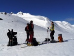 SKIALPINISTICK ELDORDO, Tahle parta veden Hanzem a Salmkem mla neskutenou kliku na poas... Spousta snhu, slunce, lavin i nastoupanch vkovch metr a vypitch kvasnic. Tahle partika si poradila se vm, vetn nro - fotografie 46