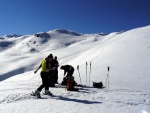 SKIALPINISTICK ELDORDO, Tahle parta veden Hanzem a Salmkem mla neskutenou kliku na poas... Spousta snhu, slunce, lavin i nastoupanch vkovch metr a vypitch kvasnic. Tahle partika si poradila se vm, vetn nro - fotografie 50