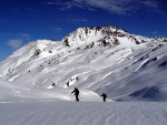 SKIALPINISTICK ELDORDO, Tahle parta veden Hanzem a Salmkem mla neskutenou kliku na poas... Spousta snhu, slunce, lavin i nastoupanch vkovch metr a vypitch kvasnic. Tahle partika si poradila se vm, vetn nro - fotografie 51