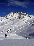 SKIALPINISTICK ELDORDO, Tahle parta veden Hanzem a Salmkem mla neskutenou kliku na poas... Spousta snhu, slunce, lavin i nastoupanch vkovch metr a vypitch kvasnic. Tahle partika si poradila se vm, vetn nro - fotografie 55