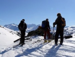 SKIALPINISTICK ELDORDO, Tahle parta veden Hanzem a Salmkem mla neskutenou kliku na poas... Spousta snhu, slunce, lavin i nastoupanch vkovch metr a vypitch kvasnic. Tahle partika si poradila se vm, vetn nro - fotografie 65