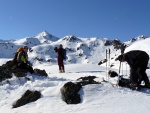 SKIALPINISTICK ELDORDO, Tahle parta veden Hanzem a Salmkem mla neskutenou kliku na poas... Spousta snhu, slunce, lavin i nastoupanch vkovch metr a vypitch kvasnic. Tahle partika si poradila se vm, vetn nro - fotografie 66