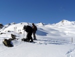 SKIALPINISTICK ELDORDO, Tahle parta veden Hanzem a Salmkem mla neskutenou kliku na poas... Spousta snhu, slunce, lavin i nastoupanch vkovch metr a vypitch kvasnic. Tahle partika si poradila se vm, vetn nro - fotografie 67