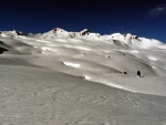 SKIALPINISTICK ELDORDO, Tahle parta veden Hanzem a Salmkem mla neskutenou kliku na poas... Spousta snhu, slunce, lavin i nastoupanch vkovch metr a vypitch kvasnic. Tahle partika si poradila se vm, vetn nro - fotografie 76