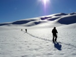 SKIALPINISTICK ELDORDO, Tahle parta veden Hanzem a Salmkem mla neskutenou kliku na poas... Spousta snhu, slunce, lavin i nastoupanch vkovch metr a vypitch kvasnic. Tahle partika si poradila se vm, vetn nro - fotografie 88