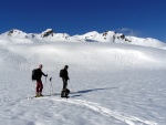 SKIALPINISTICK ELDORDO, Tahle parta veden Hanzem a Salmkem mla neskutenou kliku na poas... Spousta snhu, slunce, lavin i nastoupanch vkovch metr a vypitch kvasnic. Tahle partika si poradila se vm, vetn nro - fotografie 93