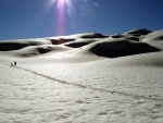 SKIALPINISTICK ELDORDO, Tahle parta veden Hanzem a Salmkem mla neskutenou kliku na poas... Spousta snhu, slunce, lavin i nastoupanch vkovch metr a vypitch kvasnic. Tahle partika si poradila se vm, vetn nro - fotografie 94