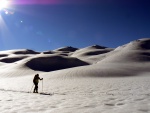 SKIALPINISTICK ELDORDO, Tahle parta veden Hanzem a Salmkem mla neskutenou kliku na poas... Spousta snhu, slunce, lavin i nastoupanch vkovch metr a vypitch kvasnic. Tahle partika si poradila se vm, vetn nro - fotografie 96