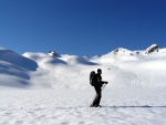 SKIALPINISTICK ELDORDO, Tahle parta veden Hanzem a Salmkem mla neskutenou kliku na poas... Spousta snhu, slunce, lavin i nastoupanch vkovch metr a vypitch kvasnic. Tahle partika si poradila se vm, vetn nro - fotografie 101