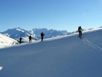 SKIALPINISTICK ELDORDO, Tahle parta veden Hanzem a Salmkem mla neskutenou kliku na poas... Spousta snhu, slunce, lavin i nastoupanch vkovch metr a vypitch kvasnic. Tahle partika si poradila se vm, vetn nro - fotografie 105