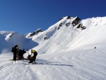 SKIALPINISTICK ELDORDO, Tahle parta veden Hanzem a Salmkem mla neskutenou kliku na poas... Spousta snhu, slunce, lavin i nastoupanch vkovch metr a vypitch kvasnic. Tahle partika si poradila se vm, vetn nro - fotografie 106