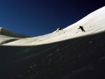 SKIALPINISTICK ELDORDO, Tahle parta veden Hanzem a Salmkem mla neskutenou kliku na poas... Spousta snhu, slunce, lavin i nastoupanch vkovch metr a vypitch kvasnic. Tahle partika si poradila se vm, vetn nro - fotografie 114