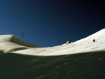 SKIALPINISTICK ELDORDO, Tahle parta veden Hanzem a Salmkem mla neskutenou kliku na poas... Spousta snhu, slunce, lavin i nastoupanch vkovch metr a vypitch kvasnic. Tahle partika si poradila se vm, vetn nro - fotografie 119