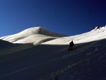 SKIALPINISTICK ELDORDO, Tahle parta veden Hanzem a Salmkem mla neskutenou kliku na poas... Spousta snhu, slunce, lavin i nastoupanch vkovch metr a vypitch kvasnic. Tahle partika si poradila se vm, vetn nro - fotografie 122