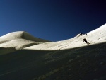 SKIALPINISTICK ELDORDO, Tahle parta veden Hanzem a Salmkem mla neskutenou kliku na poas... Spousta snhu, slunce, lavin i nastoupanch vkovch metr a vypitch kvasnic. Tahle partika si poradila se vm, vetn nro - fotografie 127