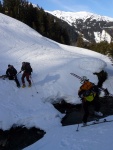 SKIALPINISTICK ELDORDO, Tahle parta veden Hanzem a Salmkem mla neskutenou kliku na poas... Spousta snhu, slunce, lavin i nastoupanch vkovch metr a vypitch kvasnic. Tahle partika si poradila se vm, vetn nro - fotografie 173