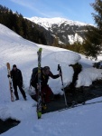 SKIALPINISTICK ELDORDO, Tahle parta veden Hanzem a Salmkem mla neskutenou kliku na poas... Spousta snhu, slunce, lavin i nastoupanch vkovch metr a vypitch kvasnic. Tahle partika si poradila se vm, vetn nro - fotografie 175