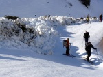 SKIALPINISTICK ELDORDO, Tahle parta veden Hanzem a Salmkem mla neskutenou kliku na poas... Spousta snhu, slunce, lavin i nastoupanch vkovch metr a vypitch kvasnic. Tahle partika si poradila se vm, vetn nro - fotografie 185