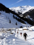 SKIALPINISTICK ELDORDO, Tahle parta veden Hanzem a Salmkem mla neskutenou kliku na poas... Spousta snhu, slunce, lavin i nastoupanch vkovch metr a vypitch kvasnic. Tahle partika si poradila se vm, vetn nro - fotografie 186