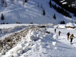 SKIALPINISTICK ELDORDO, Tahle parta veden Hanzem a Salmkem mla neskutenou kliku na poas... Spousta snhu, slunce, lavin i nastoupanch vkovch metr a vypitch kvasnic. Tahle partika si poradila se vm, vetn nro - fotografie 187