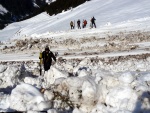 SKIALPINISTICK ELDORDO, Tahle parta veden Hanzem a Salmkem mla neskutenou kliku na poas... Spousta snhu, slunce, lavin i nastoupanch vkovch metr a vypitch kvasnic. Tahle partika si poradila se vm, vetn nro - fotografie 190