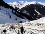 SKIALPINISTICK ELDORDO, Tahle parta veden Hanzem a Salmkem mla neskutenou kliku na poas... Spousta snhu, slunce, lavin i nastoupanch vkovch metr a vypitch kvasnic. Tahle partika si poradila se vm, vetn nro - fotografie 193