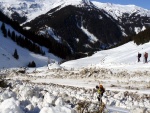 SKIALPINISTICK ELDORDO, Tahle parta veden Hanzem a Salmkem mla neskutenou kliku na poas... Spousta snhu, slunce, lavin i nastoupanch vkovch metr a vypitch kvasnic. Tahle partika si poradila se vm, vetn nro - fotografie 195