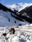 SKIALPINISTICK ELDORDO, Tahle parta veden Hanzem a Salmkem mla neskutenou kliku na poas... Spousta snhu, slunce, lavin i nastoupanch vkovch metr a vypitch kvasnic. Tahle partika si poradila se vm, vetn nro - fotografie 197