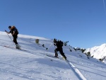 SKIALPINISTICK ELDORDO, Tahle parta veden Hanzem a Salmkem mla neskutenou kliku na poas... Spousta snhu, slunce, lavin i nastoupanch vkovch metr a vypitch kvasnic. Tahle partika si poradila se vm, vetn nro - fotografie 218