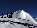 SKIALPINISTICK ELDORDO, Tahle parta veden Hanzem a Salmkem mla neskutenou kliku na poas... Spousta snhu, slunce, lavin i nastoupanch vkovch metr a vypitch kvasnic. Tahle partika si poradila se vm, vetn nro - fotografie 244