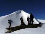 SKIALPINISTICK ELDORDO, Tahle parta veden Hanzem a Salmkem mla neskutenou kliku na poas... Spousta snhu, slunce, lavin i nastoupanch vkovch metr a vypitch kvasnic. Tahle partika si poradila se vm, vetn nro - fotografie 248