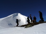 SKIALPINISTICK ELDORDO, Tahle parta veden Hanzem a Salmkem mla neskutenou kliku na poas... Spousta snhu, slunce, lavin i nastoupanch vkovch metr a vypitch kvasnic. Tahle partika si poradila se vm, vetn nro - fotografie 249