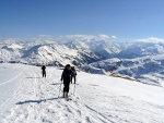 SKIALPINISTICK ELDORDO, Tahle parta veden Hanzem a Salmkem mla neskutenou kliku na poas... Spousta snhu, slunce, lavin i nastoupanch vkovch metr a vypitch kvasnic. Tahle partika si poradila se vm, vetn nro - fotografie 254