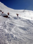 Freeride Kurz KAPRUN 2012, V sobotu pardn poas a praan, kter mohl bt mn jet. Nicmn jsme najeli za vkend asi 300 m po sjezdovce a prmrn sklon jednch svah byl 35. Take jsme projeli vechno zajmav a uili i - fotografie 31