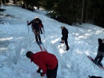 Zkladn kurz skialpinismu 16.-18.3.2012, Pardn jarn posko, tvrd firn a ist chlapsk parta. K tomu vyvrcholen na Snce a bezva nladika. Prost se to vydailo. - fotografie 92