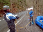 RAFTING NA JIZEE 2012, Konen pkn voda v podob 25m3, koda jen toho ochlazen. Vechno klaplo jak mlo a navc byl objven systm napojen zlomenho pdla pomoc zchranskho psu z vesty. - fotografie 8