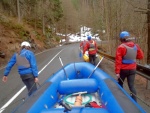 RAFTING NA JIZEE 2012, Konen pkn voda v podob 25m3, koda jen toho ochlazen. Vechno klaplo jak mlo a navc byl objven systm napojen zlomenho pdla pomoc zchranskho psu z vesty. - fotografie 11