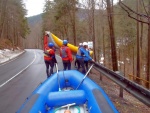 RAFTING NA JIZEE 2012, Konen pkn voda v podob 25m3, koda jen toho ochlazen. Vechno klaplo jak mlo a navc byl objven systm napojen zlomenho pdla pomoc zchranskho psu z vesty. - fotografie 14