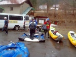 RAFTING NA JIZEE 2012, Konen pkn voda v podob 25m3, koda jen toho ochlazen. Vechno klaplo jak mlo a navc byl objven systm napojen zlomenho pdla pomoc zchranskho psu z vesty. - fotografie 20