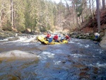 RAFTING NA JIZEE duben 2012, Pjemn voda, slunce i mraky, pohoda na lodch a raftech, usmvav mlad a krsn lid v posdkch. Dky Krakonoi - fotografie 4