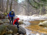 RAFTING NA JIZEE duben 2012, Pjemn voda, slunce i mraky, pohoda na lodch a raftech, usmvav mlad a krsn lid v posdkch. Dky Krakonoi - fotografie 6