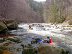 RAFTING NA JIZEE duben 2012, Pjemn voda, slunce i mraky, pohoda na lodch a raftech, usmvav mlad a krsn lid v posdkch. Dky Krakonoi - fotografie 7