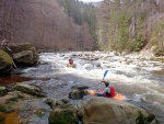 RAFTING NA JIZEE duben 2012, Pjemn voda, slunce i mraky, pohoda na lodch a raftech, usmvav mlad a krsn lid v posdkch. Dky Krakonoi - fotografie 8