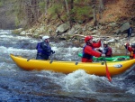 RAFTING NA JIZEE duben 2012, Pjemn voda, slunce i mraky, pohoda na lodch a raftech, usmvav mlad a krsn lid v posdkch. Dky Krakonoi - fotografie 12