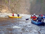 RAFTING NA JIZEE duben 2012, Pjemn voda, slunce i mraky, pohoda na lodch a raftech, usmvav mlad a krsn lid v posdkch. Dky Krakonoi - fotografie 14