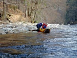 RAFTING NA JIZEE duben 2012, Pjemn voda, slunce i mraky, pohoda na lodch a raftech, usmvav mlad a krsn lid v posdkch. Dky Krakonoi - fotografie 16