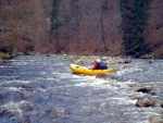 RAFTING NA JIZEE duben 2012, Pjemn voda, slunce i mraky, pohoda na lodch a raftech, usmvav mlad a krsn lid v posdkch. Dky Krakonoi - fotografie 21