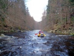 RAFTING NA JIZEE duben 2012, Pjemn voda, slunce i mraky, pohoda na lodch a raftech, usmvav mlad a krsn lid v posdkch. Dky Krakonoi - fotografie 25